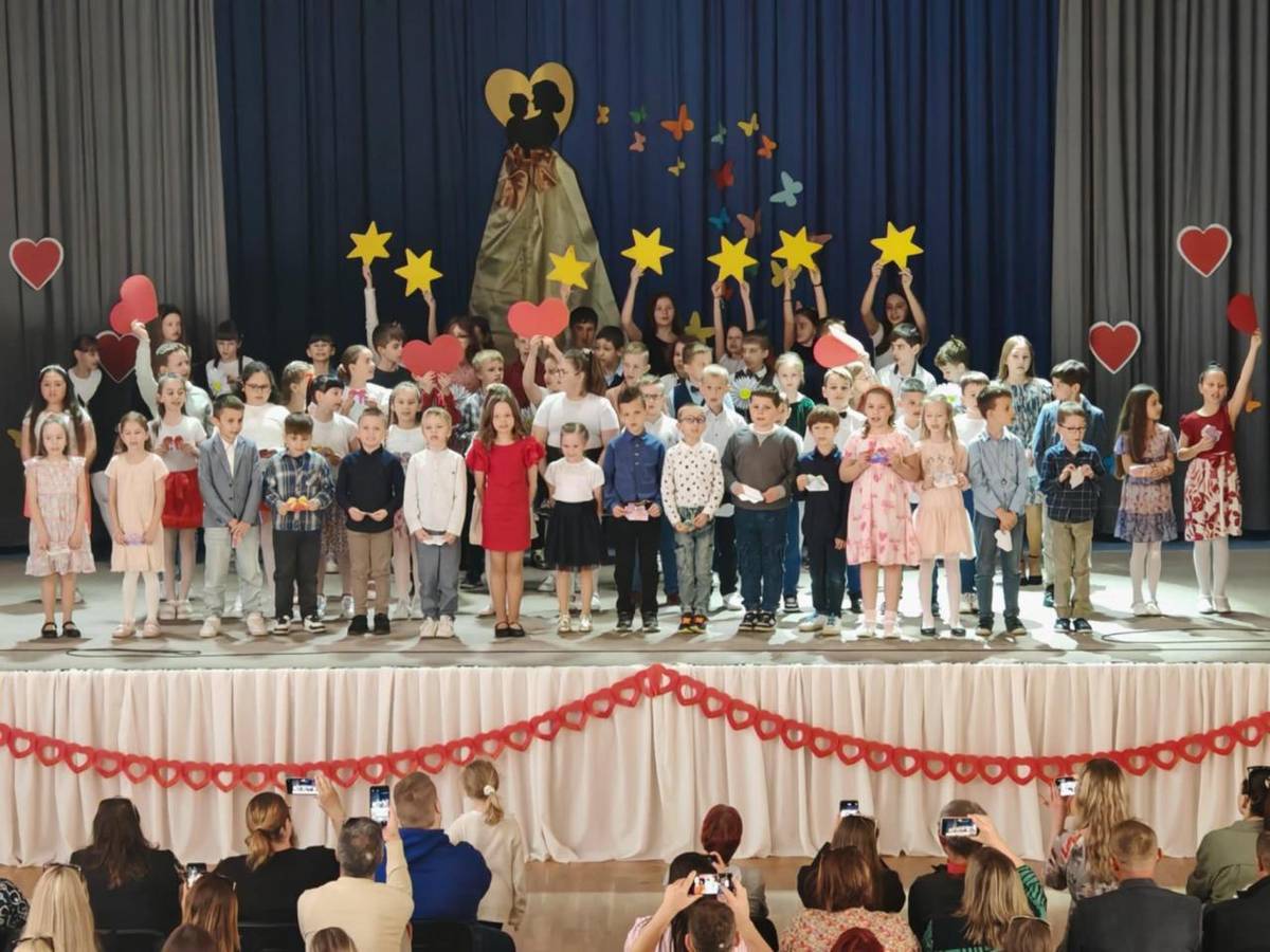 Mama je slnko  so zlatým vlasom.  Malé slniečko-  to zasa ja som.  Preto sa na svete  krásne máme.  Mne svieti mama.  A ja mame.  V nedeľu sme oslávili Deň matiek v Dome kultúry vystúpením detí z našej materskej a základnej školy