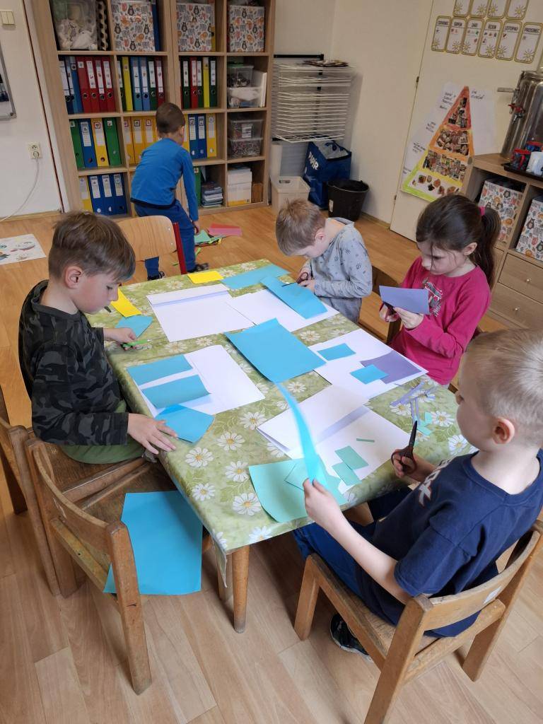 Využití PC - děti kreslily školu. Vymyslely a ozdobily si také svou aktovku. Tvořili jsme přání k blížícímu se svátku maminek pomocí holící pěny, tuše, fixů a obtisku ruličky.