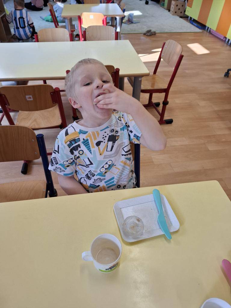 Povídali jsme si o domácích zvířatech a jejich užitku pro nás lidi. Vyzkoušeli jsme si výrobu domácího sýru, který většině dětí moc chutnal. Postavili jsme slepičkám kurník.