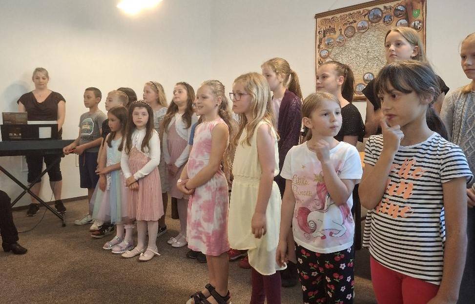 Vystoupení žáků s pásmem básniček a písniček ke Dni matek 13. 5. 2025