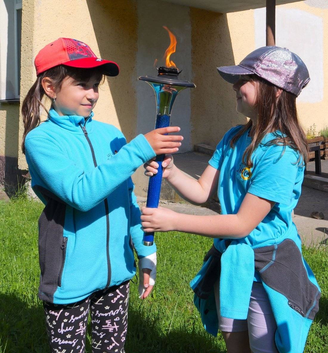 Mesto Bytča a organizátori Mierového behu vás srdečne pozývajú na stretnutie s medzinárodným tímom bežcov, ktorí šíria myšlienky mieru, priateľstva a porozumenia medzi ľuďmi po celom svete. 🕊️ Kedy: piatok 23. mája 2025 🏃 Kde: Námestie SR v Bytči 🕣 Čas: o 8:30 hod. Príďte privítať bežcov, ktorí prinesú Mierovú pochodeň. Počas krátkeho programu budete mať možnosť podržať pochodeň, zapojiť sa do behu alebo len vyjadriť svoje prianie pre lepší svet. Účasťou sa stanete súčasťou najväčšieho štafetového behu na svete, ktorý každoročne spája ľudí vo viac ako 150 krajinách. https://youtu.be/LfVGSXraTP4