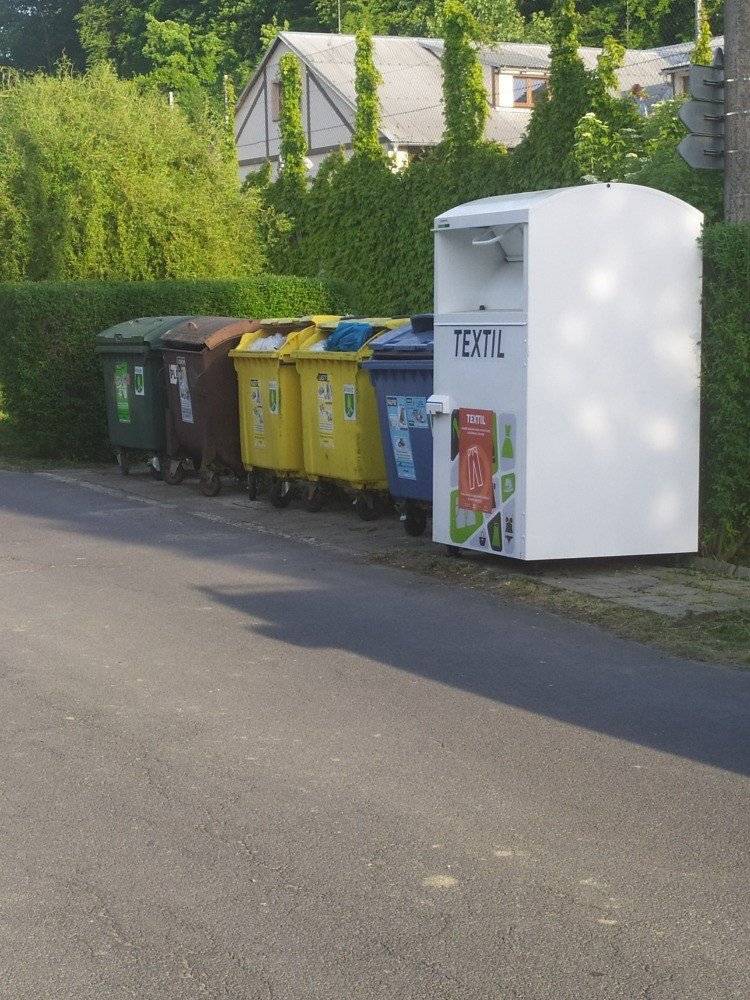 Kontejner na textil byl přemístěn od obchodu v Řídeči na nové stanoviště naproti RD č. 278 - nad točnu autobusů na sběrné hnízdo od 15.5.2025.