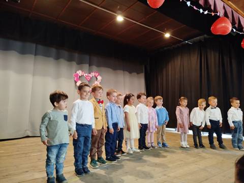 Tohtoročný Deň matiek sme v našej obci oslavovali v stredu 14.mája. Detičky z našej MŠ, ako aj školáci zo ZŠ Žabokreky, sa naň pripravovali nejakú dobu a veru sa nedali zahanbiť. Ich vystúpenia, či už recitačné, hudobné, ako aj tanečné zvládli výborne a poďakovali sa tak svojim mamičkám a starým mamičkám za ich lásku, výchovu a opateru. Ich odmenou bol  veľký potlesk a prejavy uznania od všetkých prítomných.  čítať ďalej