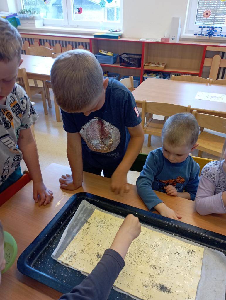 V pondělí 12. května připravily děti za asistence paní učitelek odpočinkový den pro své maminky.