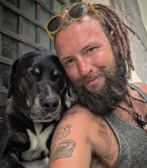 Jan Bednář alias Nomád se společně se svým věrným psím společníkem Obi-Wanem vydal na pouť, která změnila všechno. Nejen směr jeho cesty, ale především jeho život.