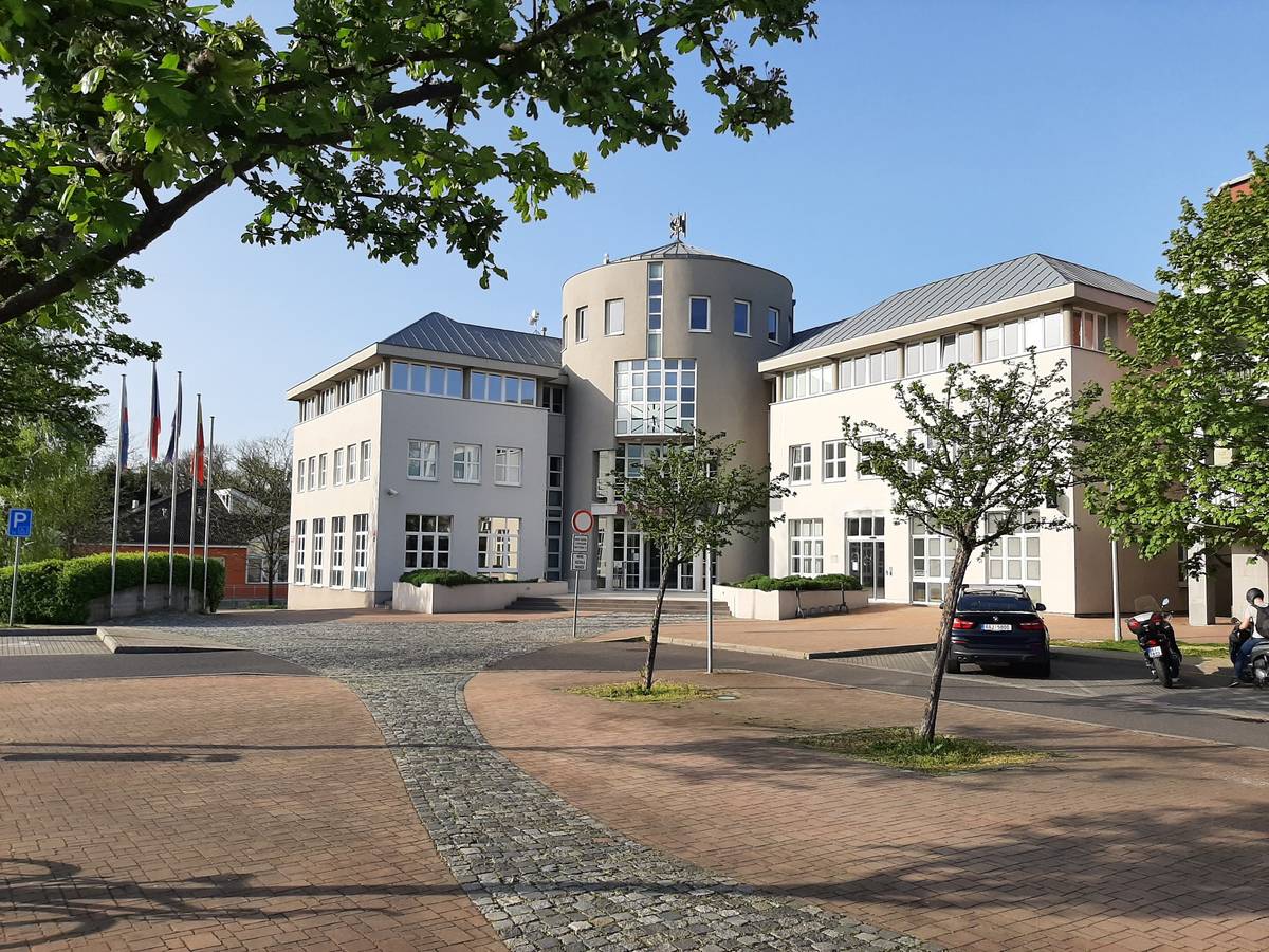 Vážení občané,  v pondělí 19. května 2025 nebude možné parkovat na Novém náměstí na straně, kde se nachází radnice.  Prosíme návštěvníky Úřadu MČ Praha 22 a okolních obchůdků, aby využili parkoviště na druhé straně náměstí – „u pošty“.  Děkujeme za pochopení.