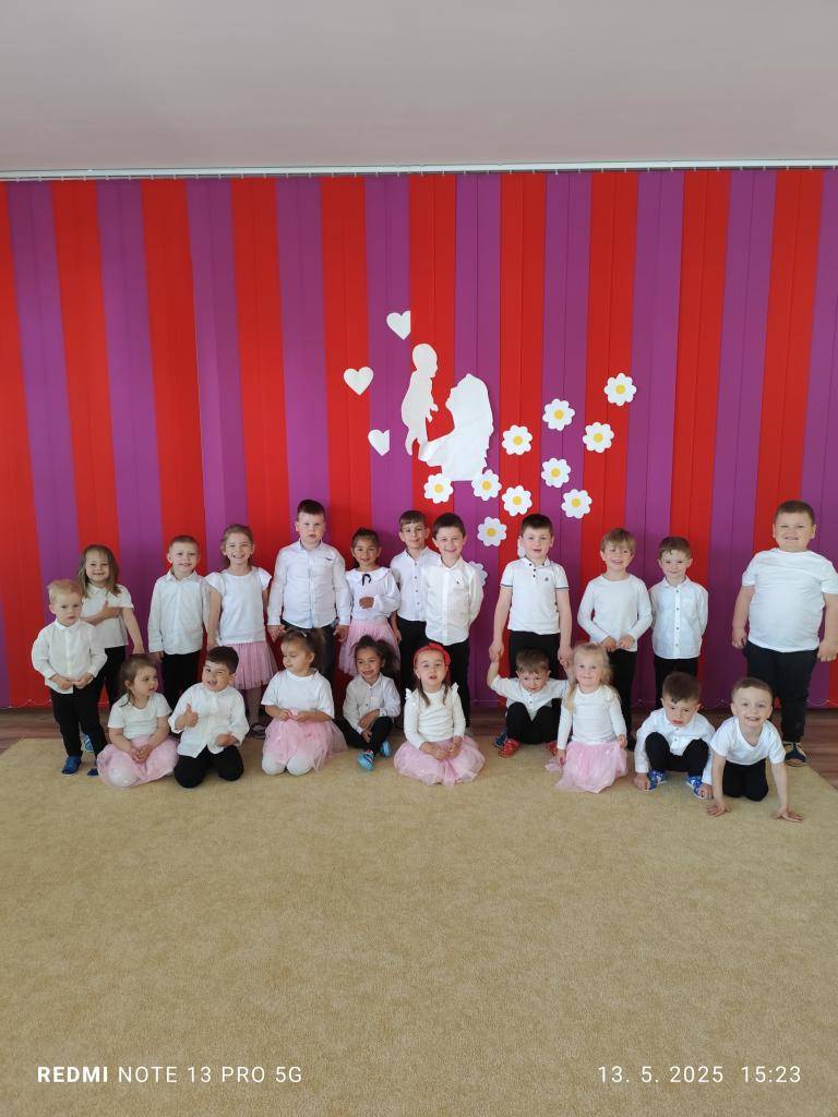 V utorok 13.5. sme mamičky našich škôlkarov potešili milým vystúpením k ich sviatku. Detičky s láskou a radosťou zaspievali,zatancovali i zarecitovali a nakoniec odovzdali mamkám aj milé darčeky.