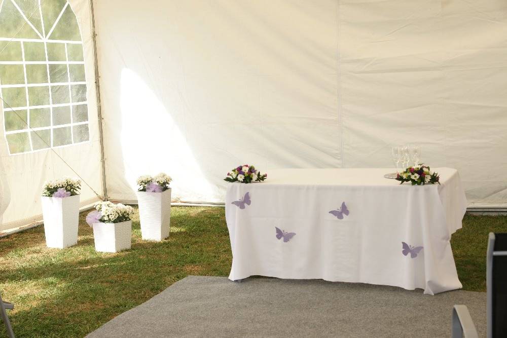 Svatba konaná v srpnu na zahradě domu čp. 206 v Meclově