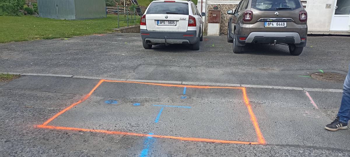 Na počátku týdne fi Novohradský zahájí přípravné práce na komunikaci u bytovek spočívající v odfrézování asfaltu v místech vodovodních přípojek a hydrantů a revizi jejich funčnosti. S pracemi bude spojena odstávka dodávek vody v části obce. Přesný termín určí vodárny - bude upřesněno. Děkujeme za pochopení.