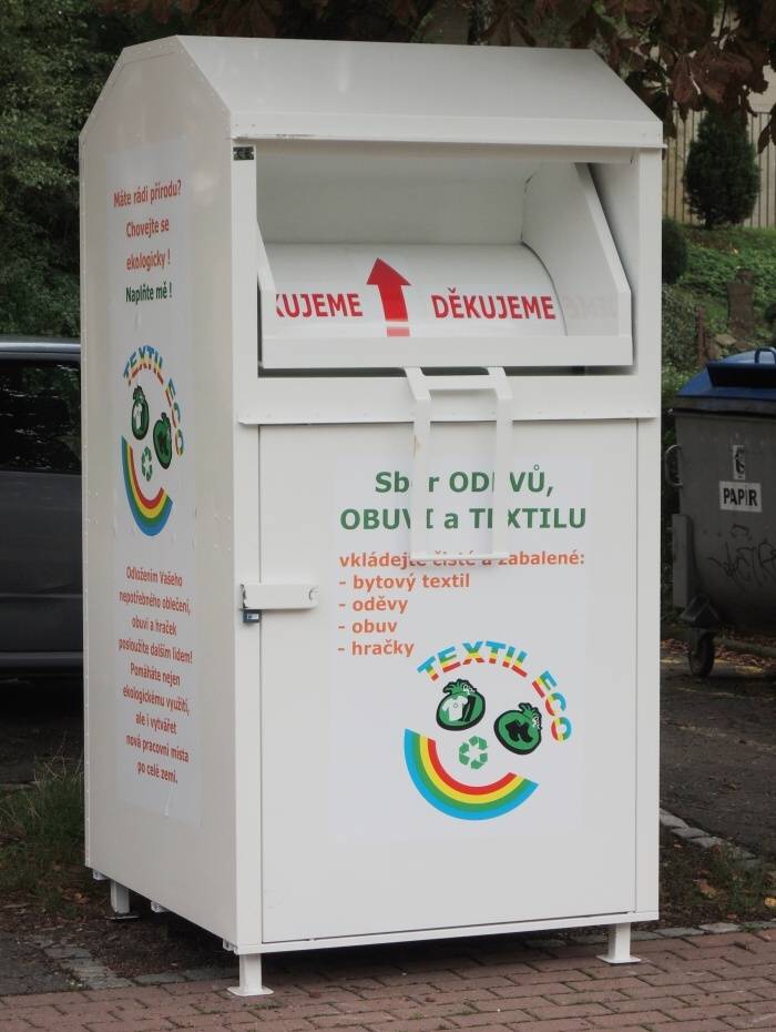 Informace k odkládání použitelného textilu, oděvů a bot.