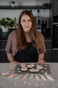 Mladá maminka na mateřské dovolené dnes tvoří tak precizní a krásné perníčky, že by se za ně nestyděl ani cukrářský mistr.