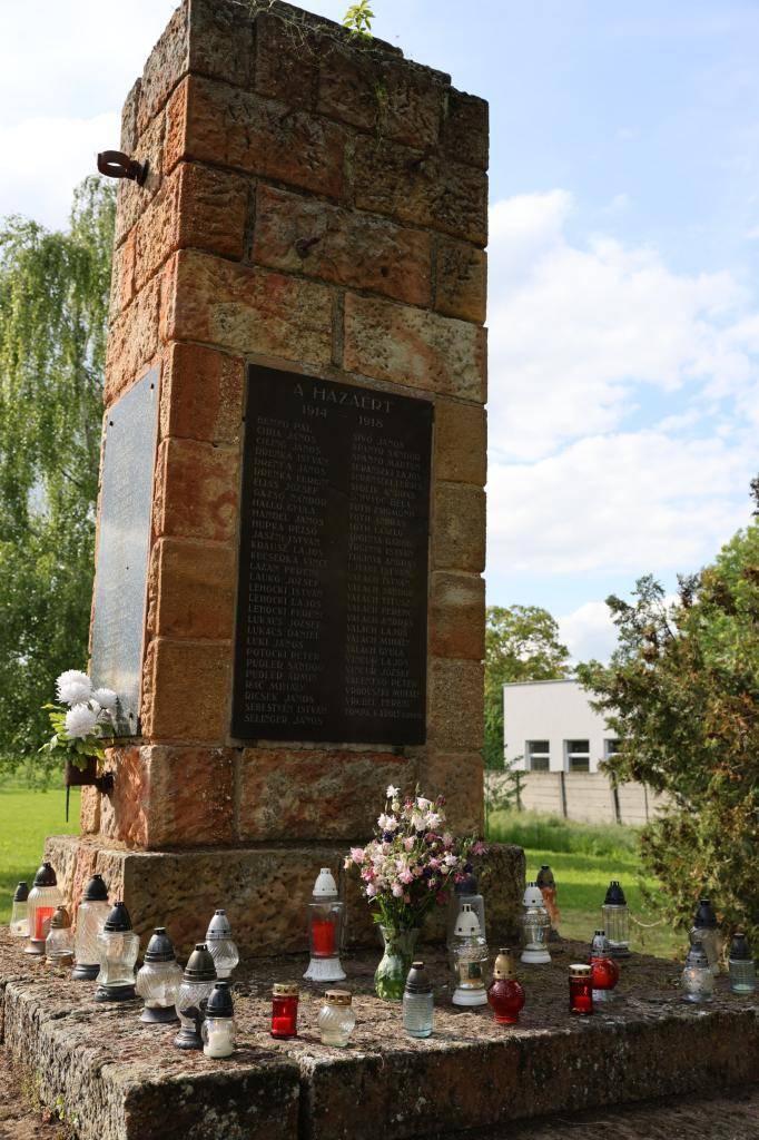 Dňa 08.05.2025 pri príležitosti 80. výročia ukončenia druhej svetovej vojny sa v obci Dolný Pial konalo kladenie vencov k pomníku padlých hrdinov. Členovia JDS, starosta, poslanci a deti zo Spojenej školy si prišli uctiť ich pamiatku položením vencov k pamätníku padlých vojakov.