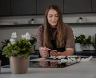 Byla jako houba, která do sebe natáhne vše špatné. Proto opustila roky studovanou psychologii a místo toho ponořila ruce do těsta na perníčky.