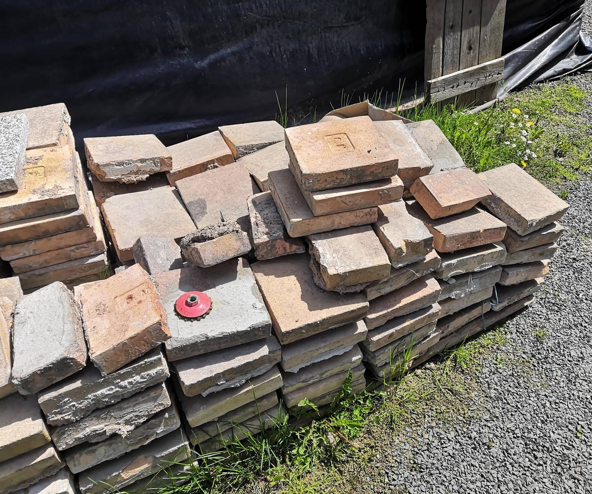 Ze stavebních úprav z č.p. 51, konkrétně z horní podesty schodiště nám zbyla po vybourání původní dlažba v rozměru 20x20x8 cm (tzv. půdovky). Je možnost to zdarma odvést na svoje náklady. Uskladněno za úřadem.