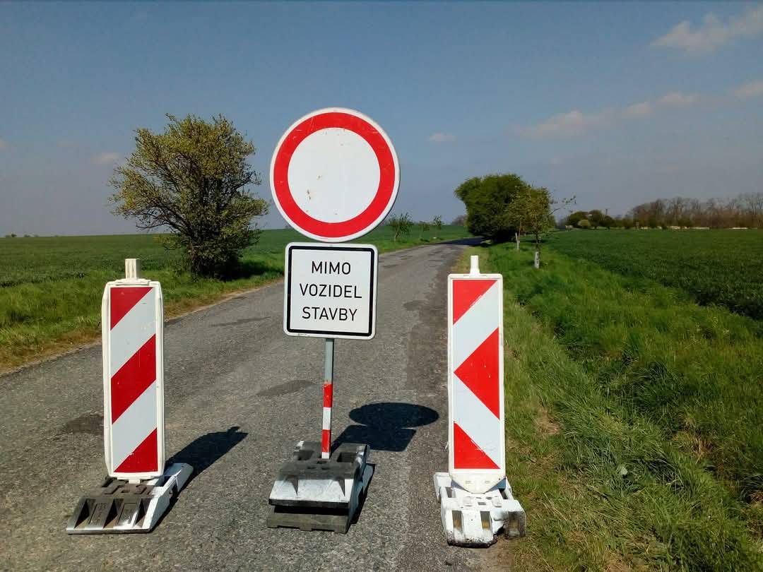 Upozorňujeme na úplnou uzavírku komunikace v obci Močovice ve směru do Vodrant z důvodu rekonstrukce povrchu od 26.5. do 6.6.2025. Průjezd do Vodrant bude možný pouze od Souňova. Po dobu uzavírky nebudou do obce zajíždět autobusy, na křižovatce u Souňova bude zřízena dočasná autobusová zastávka.