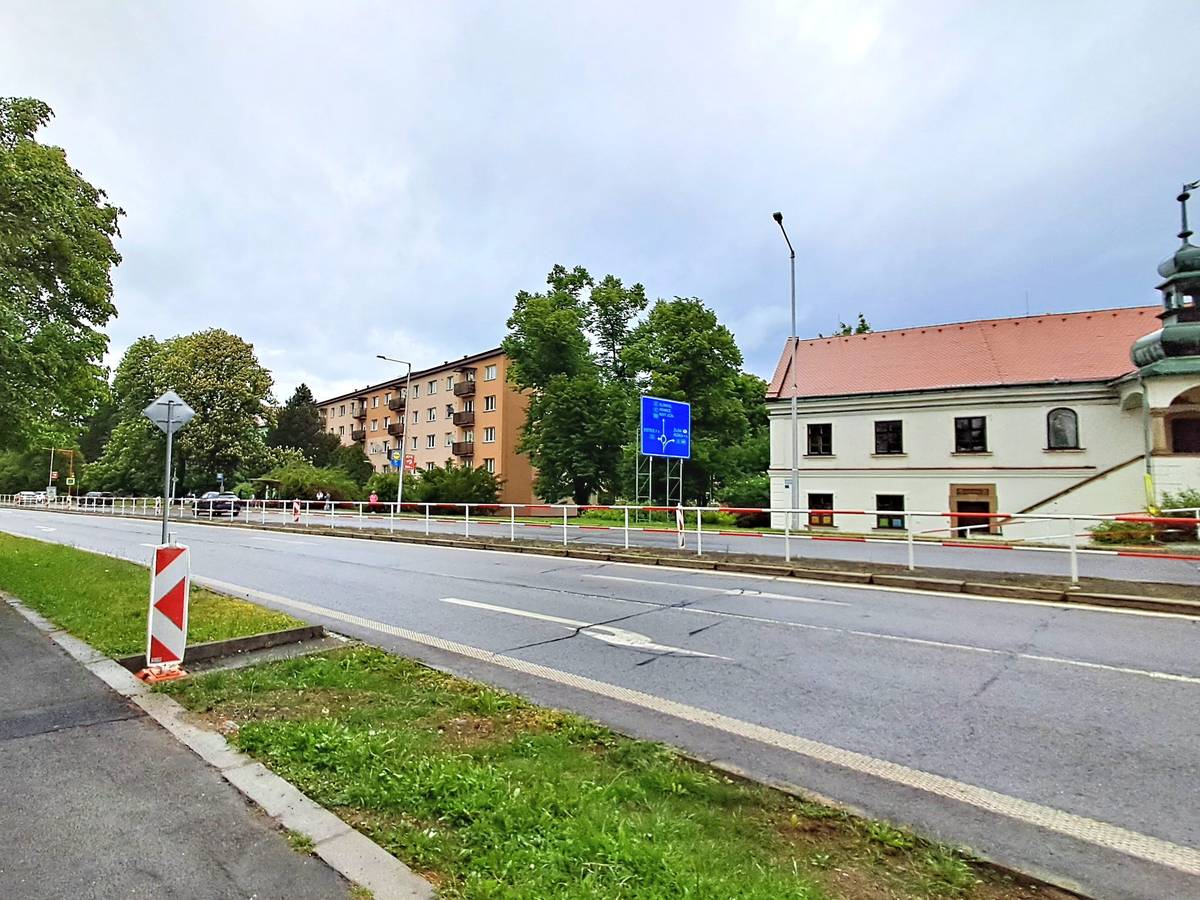 ŘSD dokončuje opravu průtahu v úseku od okružní křižovatky Rožnovská (turbokruháč) po okružní křižovatku Masarykova (autobusák). Tento úsek bude od 19. do 21. května a 24. května uzavřen pro veškerou dopravu. Z toho důvodu nebude obsloužena ani zastávka škola Masarykova.  Od 19. do 21. května budou probíhat práce spojené s frézováním a pokládkou podkladních asfaltových vrstev. Zastávka Valašské Meziříčí, škola Masarykova nebude obsluhována. Linky MHD pojedou po objízdné trase přes ulici Svěrákova. Od 22. do 23. května dojde k obnovení veškerého provozu a zastávka Valašské Meziříčí, škola Masarykova bude obsluhována v běžném režimu. 24. května bude probíhat pokládka obrusné vrstvy a úsek bude znovu uzavřen pro veškerou dopravu a nebude obsloužena ani zastávka Valašské Meziříčí, škola Masarykova.  Od 25. května by měl být celý úsek plně průjezdný pro všechny druhy dopravy za předpokladu dodržení plánovaného harmonogramu prací.