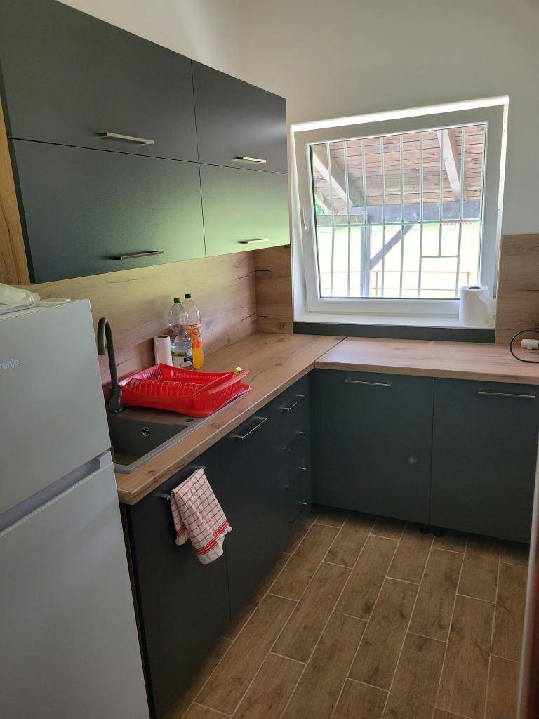 V športových kabínach prebehla rekonštrukcia odpadu, urobili sme prívod teplej vody a novú kuchynskú linku