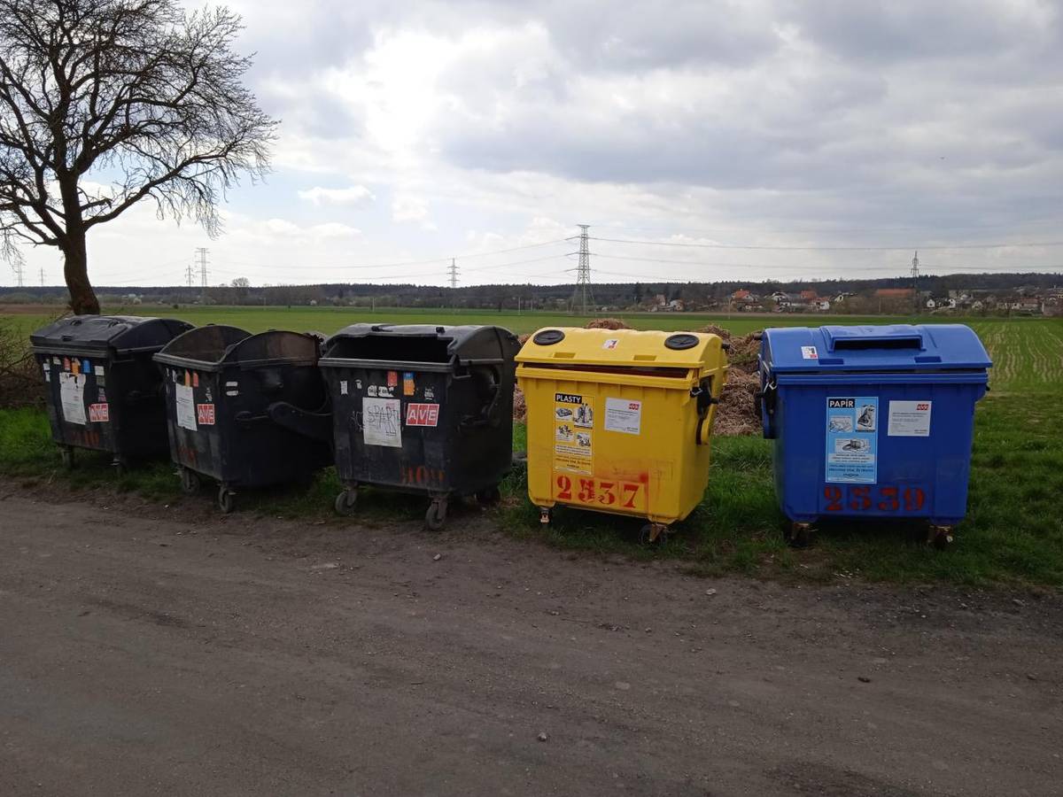 Upozornění pro majitele nemovitostí  v chatové oblasti Severka a Radešín.  Po vývozu černých kontejnerů na směsný komunální odpad, který proběhne   v pondělí 19. května, budou tyto kontejnery uzamčeny.  Každá chata obdrží jeden klíč.