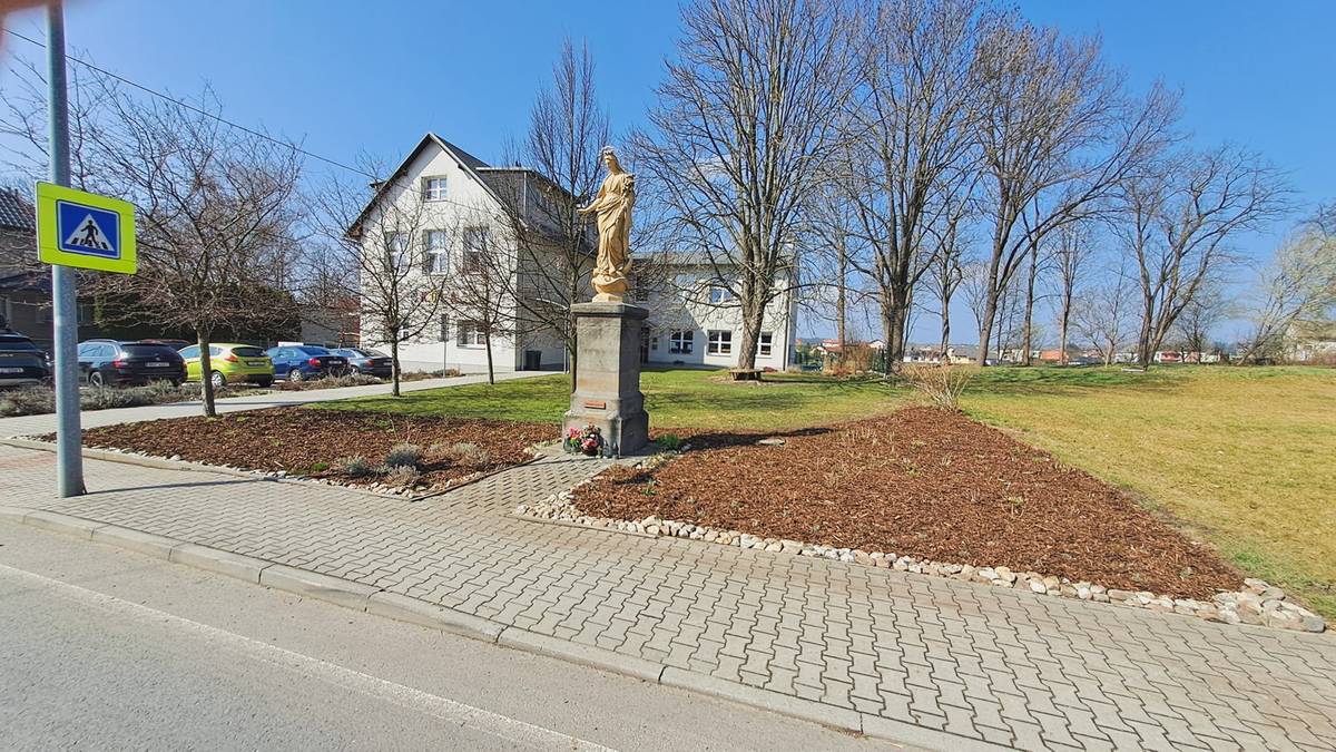 V Darkovičkách letos nezahálíme. Tato městská část Hlučína s příjemně vesnickým charakterem vstoupila do roku 2025 svižně, náš osadní výbor má bohaté kulturní plány a také investiční záměry soustředěné i na místa, která byla dlouhodobě zanedbávána.  Letní sezóna začne netradičně, odpustem Kulturní život v Darkovičkách se v posledních letech zabydlel nejen na tradičních akcích, jako jsou Dožínky, ale rozrůstá se o nové nápady. Tím nejvýraznějším bude letos premiérový „mini odpust“, který se uskuteční víkend před Dožínkami.  Osadní výbor vnímá tento den jako důležitý pro místní identitu a komunitu. V plánu je menší setkání, které však má ambici stát se další tradicí. Dožínky samotné zůstanou klíčovým kulturním bodem. Návštěvníci se mohou v sobotu 23. 8. těšit na vystoupení kapely VerasBand, která připomene oblíbené písně Věry Špinarové. Dále se na pódiu objeví hlučínská kapela 4Dots. Pozornost na sebe nejspíš strhne její zpěvačka Adéla Polášková, rodačka z Darkoviček, která se zapsala do povědomí veřejnosti účinkováním v muzikálu Jesus Christ Superstar. Památky i veřejný prostor čekají změny Postupné změny k lepšímu se v Darkovičkách neodehrávají jen na papíře; některé už jsou dokonce hotové. Dali jsme do pucu záhon u sochy Panny Marie Immaculaty, podobný refresh čeká další kulturní místa. Rekonstrukci letos prodělá hrob padlých z I. světové války, a pokud vše půjde podle plánu, v příštím roce přijde na řadu i kaplička v Jandově ulici. Zatím se zde řeší majetkoprávní záležitosti kolem pozemku, ale cílem zůstává kompletní oprava objektu. Vyšší komfort občanům zajistí i nový systém veřejného osvětlení u mostku v parku volnočasových aktivit. Složitější situace nastala u přechodu mezi ulicemi Kozmická a Vřesinská, kde realizaci brzdí inženýrské sítě. Přesto se hledá řešení, jak zvýšit bezpečnost pěších i v této lokalitě. V areálu fotbalového klubu se bude rekonstruovat grilovací zázemí, které již nesplňuje současné nároky. Chceme totiž, aby hřiště poskytovalo zázemí nejen pro sportování, ale i pro společné setkávání a komunitní akce. Srdcem obce bude nově upravená náves Zásadní proměnou projde prostor za našim kulturním domem. Ten se již nyní profiluje jako společenské centrum Darkoviček. V rámci třetí etapy úprav vznikne vstupní brána s vývěskami, proběhne předláždění a nově se přebuduje plocha pro pódium. Záměr na výstavbu multifunkčního domu, jenž měl v této lokalitě vzniknout, byl zatím posunut na rok 2026. Důvodem je čekání na změnu územního plánu. Investice a stavební záměry jsou proměnlivé a je nutné se přizpůsobit realitě. V osadním výboru jsme jednali i o možnosti koupit sklad společnosti Tempo Hlučín. Ten by mohl vyřešit prostorovou tíseň našich místních hasičů. Současná hasičárna již neodpovídá rozsahu jejich činnosti ani legislativním požadavkům. V mezičase se zvažuje kontejnerová přístavba, která by kromě hasičů poskytla zázemí i pro kulturní akce a městský sklad. Kulturní dům potřebuje investici, hlavně výtah i nové parkety Zajímají nás i další opravy interiéru kulturního domu. Rozpočet na rekonstrukci parket, obložení sálu i šaten je již připraven. Zejména senioři volají po vybudování výtahu, který by usnadnil přístup do všech prostor. Tento požadavek vnímá osadní výbor jako prioritu. Tématem našich diskuzí v osadním výboru je i dopravní infrastruktura. V plánu je výstavba nových chodníků a zavádění prvků pro zklidnění dopravy, především v ulici Vřesinské. Klíčové ovšem bude, zda se v rozpočtu města pro rok 2026 najdou potřebné prostředky. Změny, které letos proběhnou, ukazují, že i malá městská část dokáže být aktivní a proměnlivá. Darkovičky se rozvíjejí do krásy. Z 