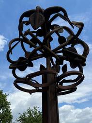 Jedním z nejzajímavějších artefaktů areálu je tzv. olympijská lípa. Při stavbě metra na Palmovce se muselo vyčistit koryto řeky, kde byly nalezeny staré kotvy.