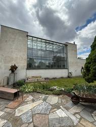 Zahradu zdobí sochy, které nebyly ukradeny, i rostliny.