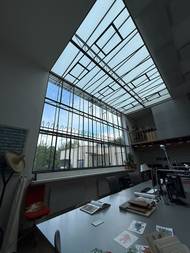 Dominantou ateliéru je jeho prosklená část.