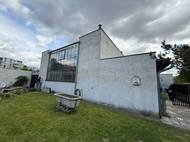 Nenápadný dům postavený kvůli jedné soše, přežil povodně, stavební plány i změny režimů, ale hlavně – přežil, přestože měl být dávno zbořen.