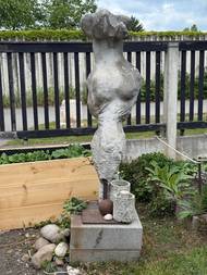 Na zahradě najdete několik zajímavých sochařských výtvorů.