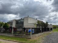 Na první pohled působí jako obyčejná budova u cyklostezky na Libeňském ostrově. Když se však zadíváte lépe, objevíte místo s mimořádně bohatou historií – sochařský ateliér z roku 1930 od architekta Otakara Novotného.