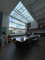 Budova vznikla na zakázku „Společnosti ku zřízení pomníku J. A. Komenského v Amsterdamě“ a měla sloužit jako ateliér pro sochaře Jana Štursu.