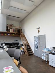 Dnes v bývalém ateliéru sídlí oceňované designérské studio Olgoj Chorchoj. Věnují se zde výrobě designového skla, nožů z recyklovaných materiálů a mimo jiné navrhli i prestižní ceny pro soutěž Louskáček.