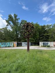 Jedním z nejzajímavějších artefaktů areálu je tzv. olympijská lípa. Při stavbě metra na Palmovce se muselo vyčistit koryto řeky, kde byly nalezeny staré kotvy.