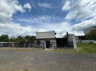 Budova ze třech stran působí nenápadně.