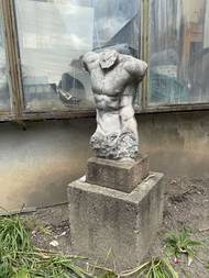 Na zahradě najdete několik zajímavých sochařských výtvorů.