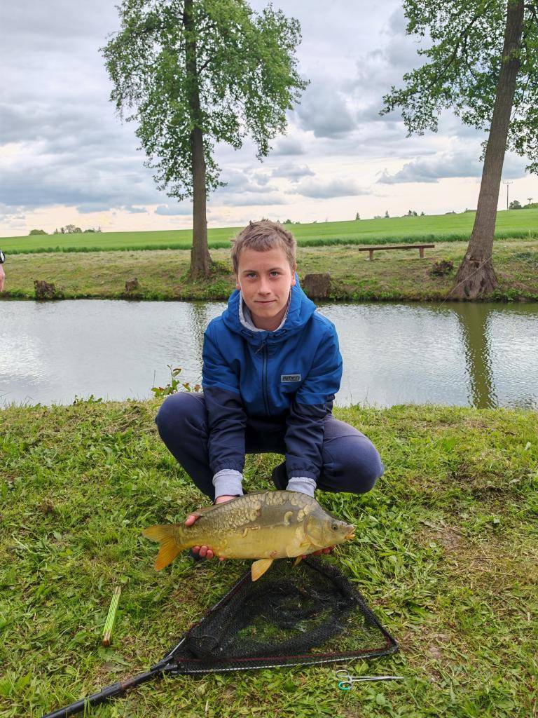 Na rybníku za bytovkami se v sobotu konaly rybářské závody, kterých se zúčastnilo 17 rybářů. Vzhledem k nepříznivému počasí, které zahrnovalo silný vítr a déšť, byla účast nižší než obvykle.