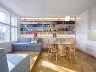 Co všechno se do bytu vešlo? Vstupní hala s denním světlem, centrální chodba s posezením, dva dětské pokoje (navržené pro tři děti), dvě koupelny, samostatné WC s úložnými prostory, kuchyně se stolováním až pro osm lidí, obývací pokoj s knihovnou, pracovna, rodičovská ložnice a dokonce i domácí sauna. K tomu příruční šatna, sklad a prádelna v jednom. A to vše v rámci průměrného půdorysu.