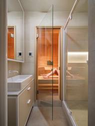 Součástí bytu je i luxusní rodičovská koupelna se saunou - detail, který má i praktický přínos: rodina od té doby v zimě téměř nestoná.