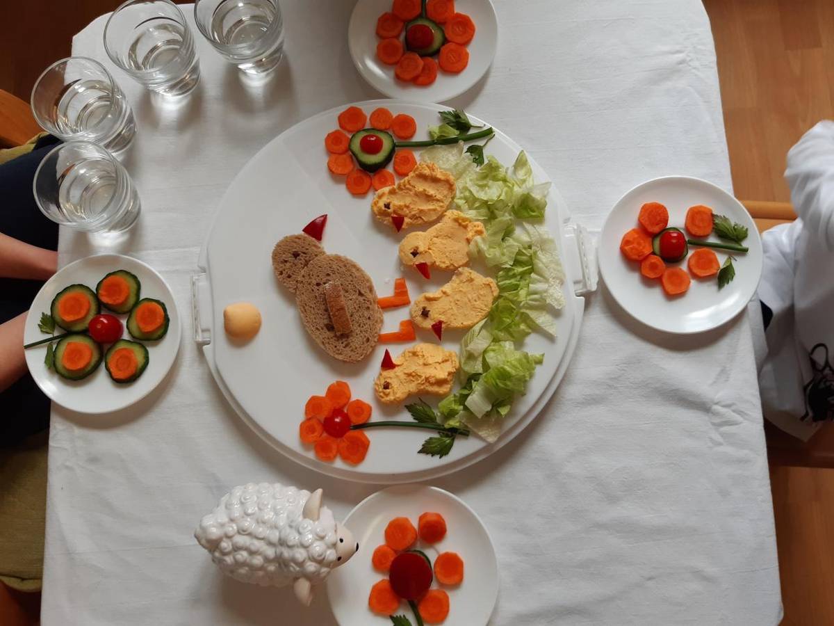 Obrovského úspěchu dosáhla naše školka, která postoupila mezi 3 nejlepší týmy v ČR v projektu zaměřeném na zdravý životní styl. V pátek 23.5. pojedou na finále do Prahy, budeme držet pěsti. Gratulujeme!!!