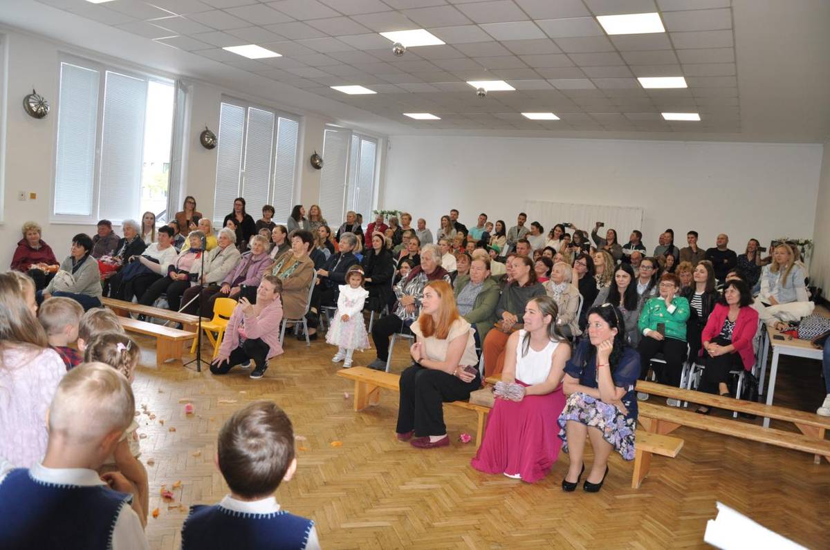 Ku príležitosti Dňa matiek si deti zo základne školy a z materskej školy pripravili krátky program, ktorým zabavili svoje mamy a staré mami na stretnutí v sále MOS, kde sa mamám starosta obce Ing. Ďuríček poďakoval za materstvo a starostlivosť a symbolicky odovzdal p. Kitašovej kyticu kvetov.