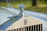 Emily na chladiči netradičně v pokleku. Tato forma prezentace symbolu Rolls-Royce se používala výjimečně, zlopšil se tím výhled z vozu.