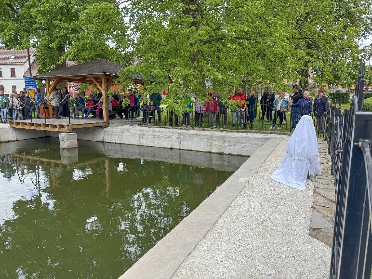 Slavnostní odhalení sochy rybáře v Červených Janovicích dne 17.5.2025.
