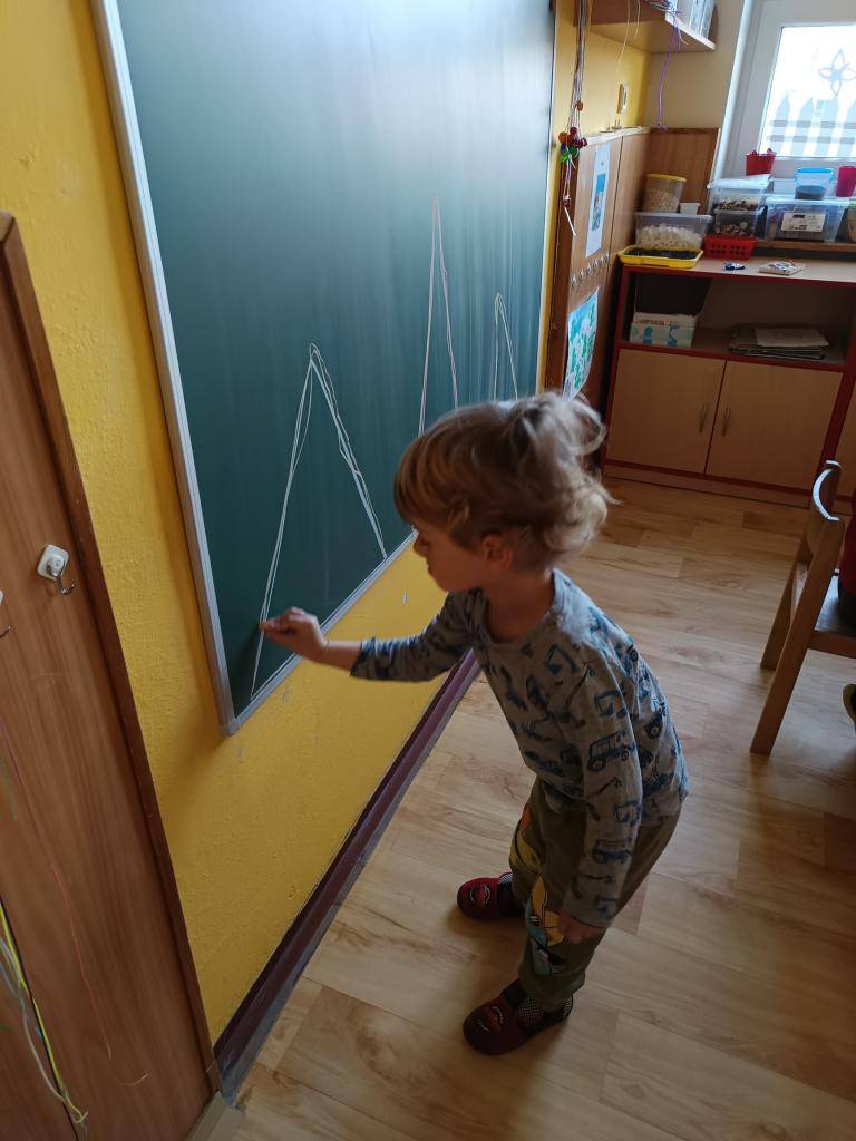 Svět kolem nás je plný tvarů a o nich jsme si s Beruškami popovídali a hráli.