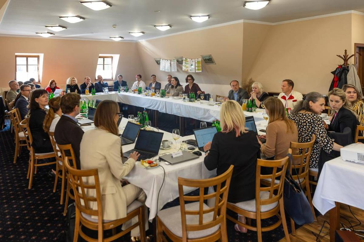 Dne 7.5.2025 proběhlo pracovní setkání zástupců obcí Mikroregionu Buchlov, Místní akční skupiny Buchlov a Zlínského kraje v prostorách Hotelu Buchlovice.