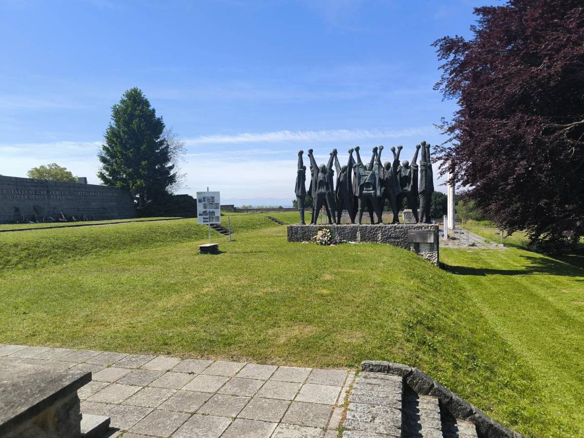 V úterý 20. května navštívili žáci 8. a 9. ročníku rakouský Linec. První zastávka nás čekala v pracovním táboře Mauthausen. Po prohlídce koncentračního tábora Mauthausen jsme se přemístili na exkurzi do ocelárny Voestalpine Stahlwelt. Po skončení exkurze v ocelárně jsme navštívili i centrum Lince.