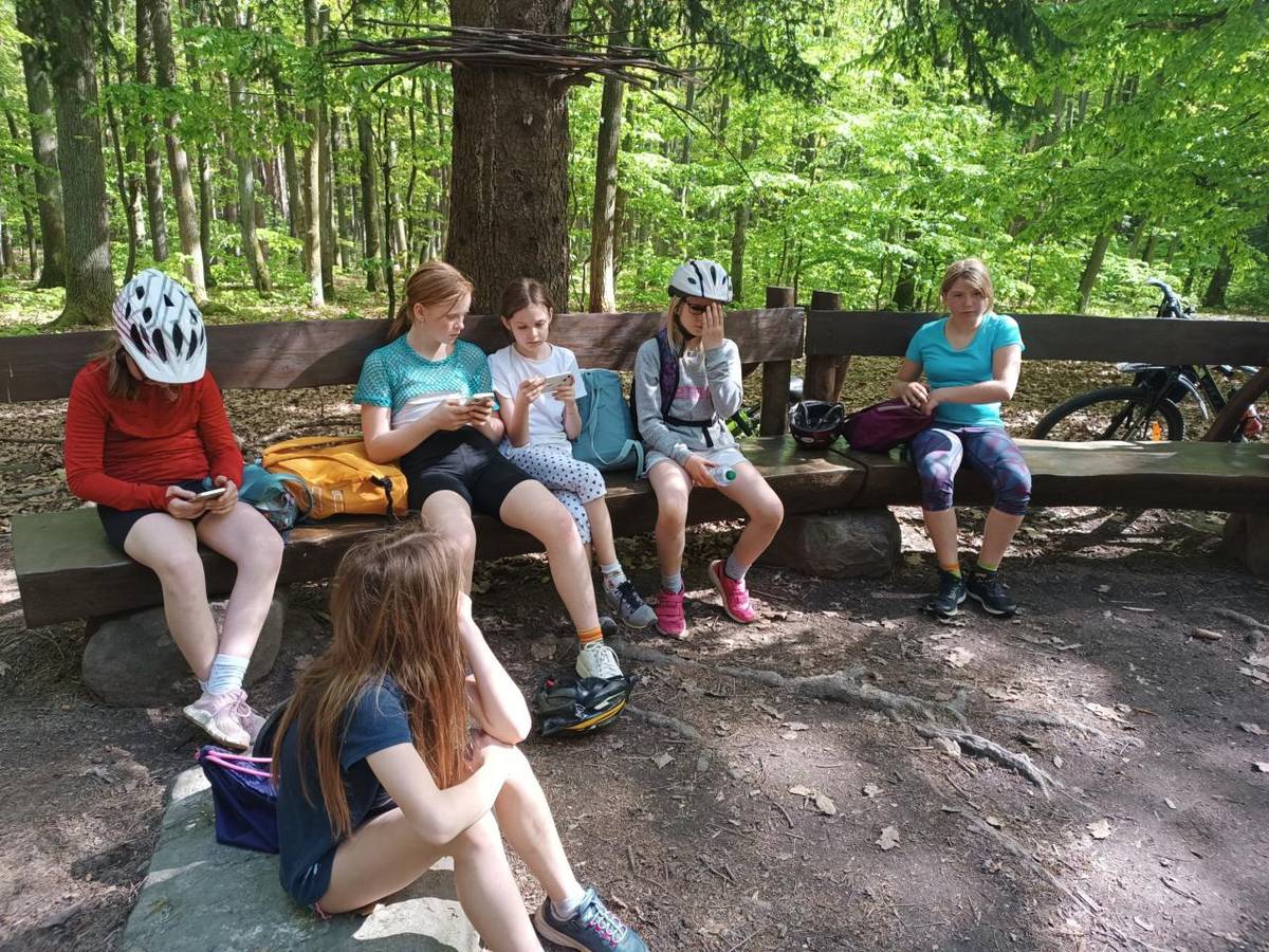 Vyrazili jsme s dětmi ze 4. a 5. ročníku na cyklovýlet. Cestou lesem i po silnici,  došlapali jsme až k Tisé skále a statečně jsme ji vyšlápli pěšky. Výhled byl dechberoucí, nohy trochu bolely, ale stálo to za to!