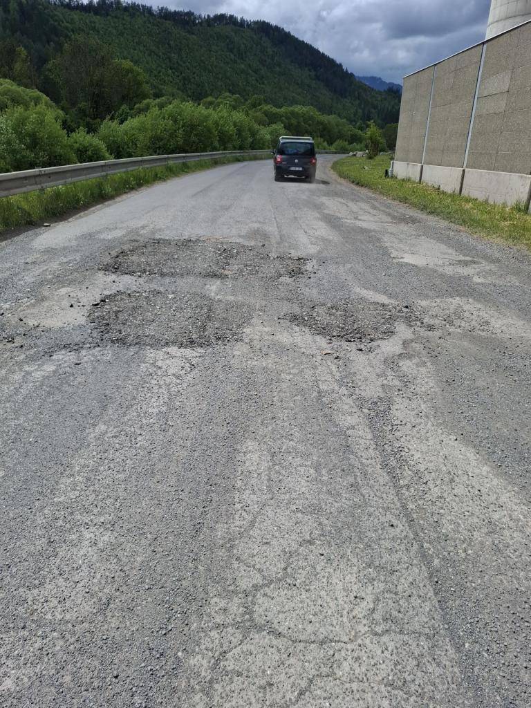 Vážení občania,  po 2 dňoch intenzívnej komunikácie zástupcov obce s Okresným úradom Lipt. Mikuláš a ŽSR sa podarilo dosiahnuť to, že cesta popri Váhu bola upravená a výtlky boli zasypané, čo prispeje k lepšej zjazdnosti cesty počas uzávierky železničného priecestia, ktorá je naplánovaná do 28.5.202