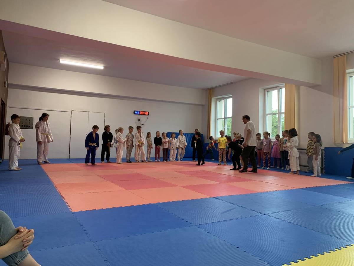 Děti z ukázky kroužku Judo byly velmi nadšení. Mohly si za asistenci trenéra vyzkoušet prvky, které se v kroužku učí a viděly jak kroužek probíhá, co vše se mohou naučit.