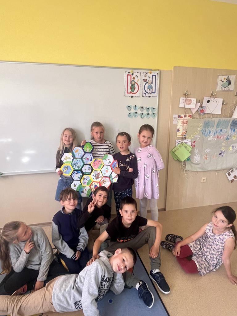 V první třídě jsme si v úterý připomněli významné téma – Den včel. Celý den jsme věnovali těmto malým, ale velmi užitečným tvorům, bez kterých bychom si život jen těžko dokázali představit.