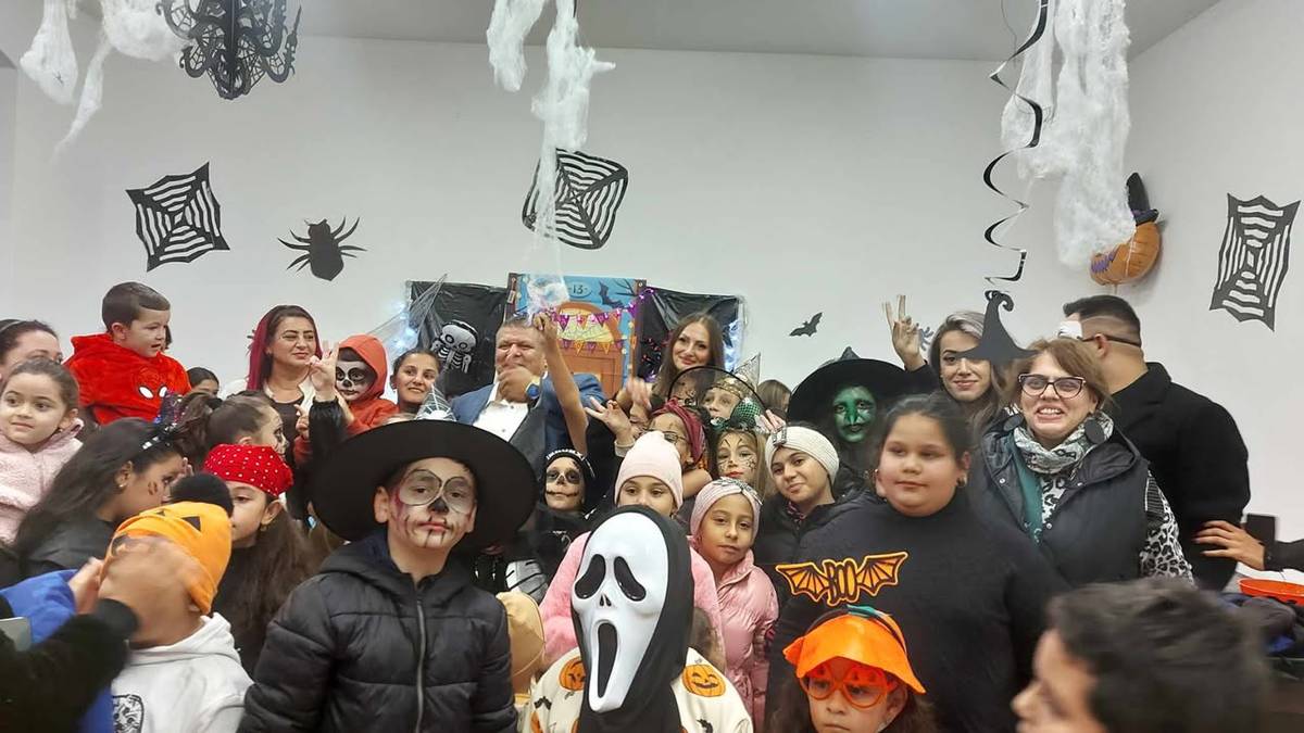 Aj obec Švedlár oslávila tento rok sviatok Halloweenu tak ako sa patrí. Zástup detí aj dospelých vyzbrojených s lampášmi a strašidelnými maskami pochodovali cez našu obec a oslávili tento obľúbený sviatok za sprievodu hudby a dobrej nálady.