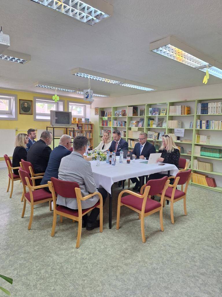 Dňa 15.mája 2025 navštívil našu obec minister investícii, regionálneho rozvoja a informatizácie SR Mgr. Samuel Migáľ spolu s predstaviteľmi ministerstva a Trnavského samosprávneho kraja.